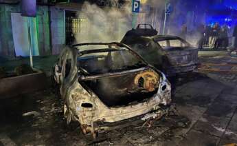 La Policía investiga la quema de casi una treintena de turismos esta madrugada en Tui (Pontevedra) como consecuencia de actos vandálicos. Los hechos sucedieron sobre las 3:30 horas de la madrugada y los coches afectados estaba ubicados era cinco puntos diferentes de las ciudad