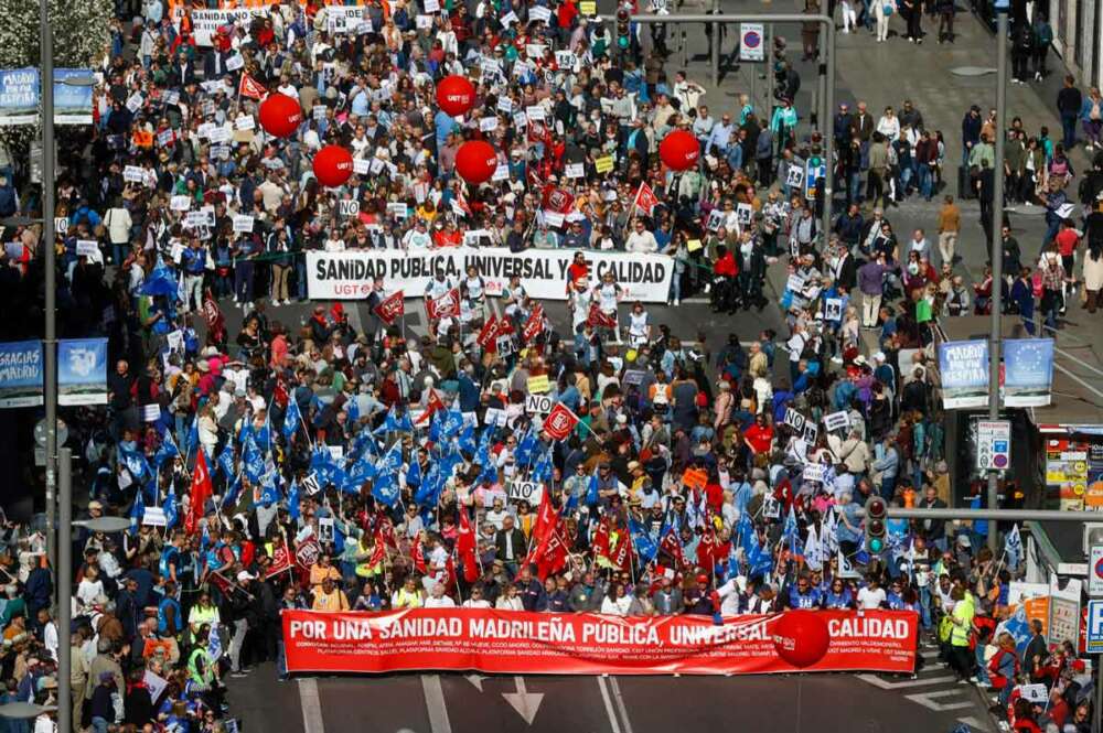 Cabecera de la manifestación convocada por diferentes organizaciones sanitarias de la Comunidad de Madrid en defensa de una "sanidad pública, universal y de calidad"