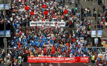 Cabecera de la manifestación convocada por diferentes organizaciones sanitarias de la Comunidad de Madrid en defensa de una "sanidad pública, universal y de calidad"