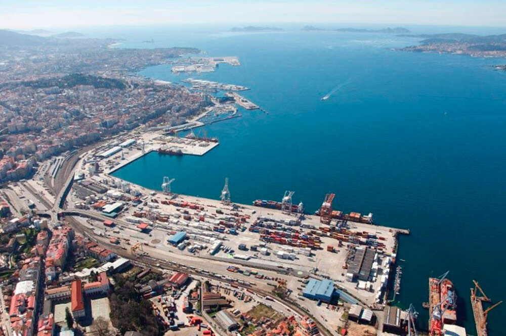 Vista área del Puerto de Vigo, con la terminal de contenedores en primer término