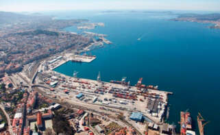 Vista área del Puerto de Vigo, con la terminal de contenedores en primer término