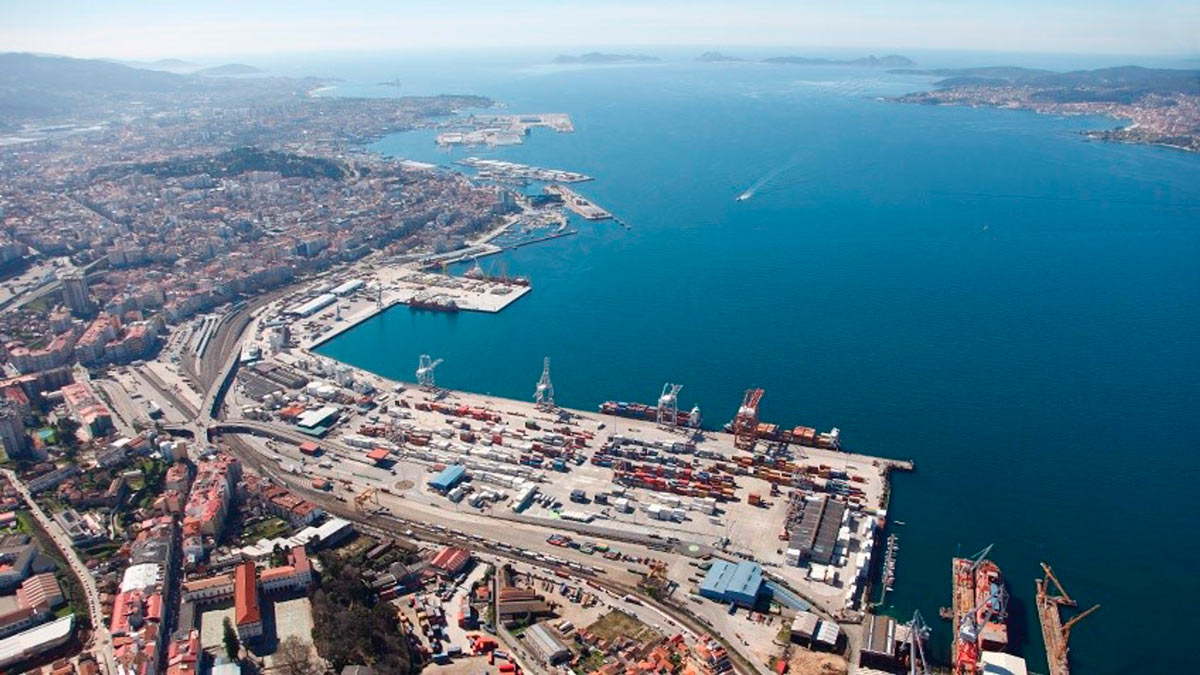 Vista área del Puerto de Vigo, con la terminal de contenedores en primer término
