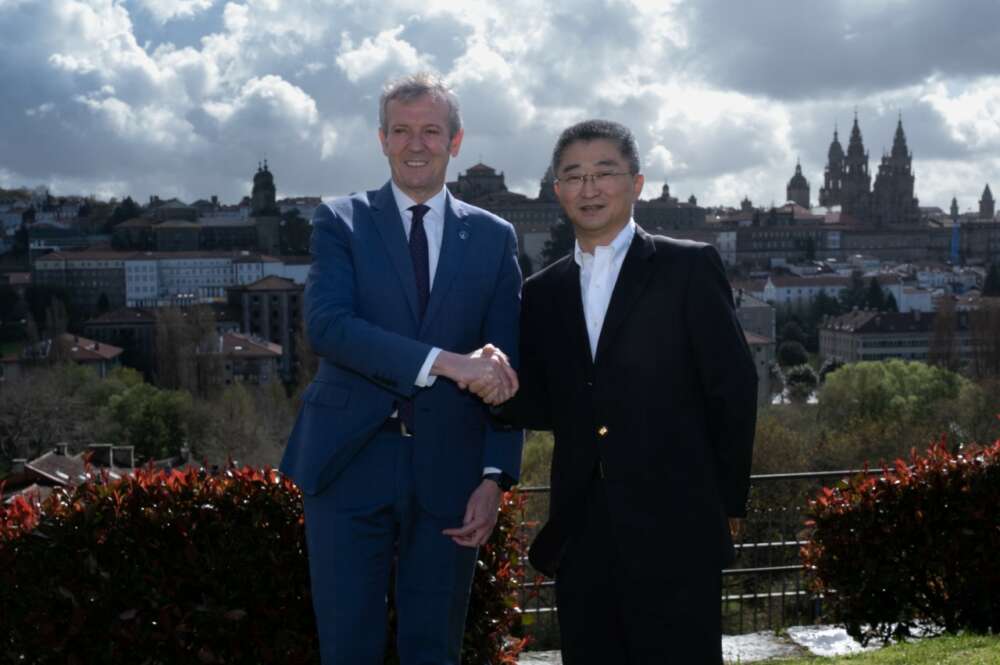 Qin Long, presidente de Sentury Tire, junto a Alfonso Rueda / Xunta