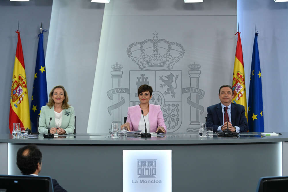 La vicepresidenta primera y ministra de Asuntos Económicos y Transformación Digital, Nadia Calviño, la portavoz del Gobierno, Isabel Rodríguez, y el ministro de Agricultura, Pesca y Alimentación, Luis Planas, durante la rueda de prensa. Pool Moncloa/Borja Puig de la Bellacasa.