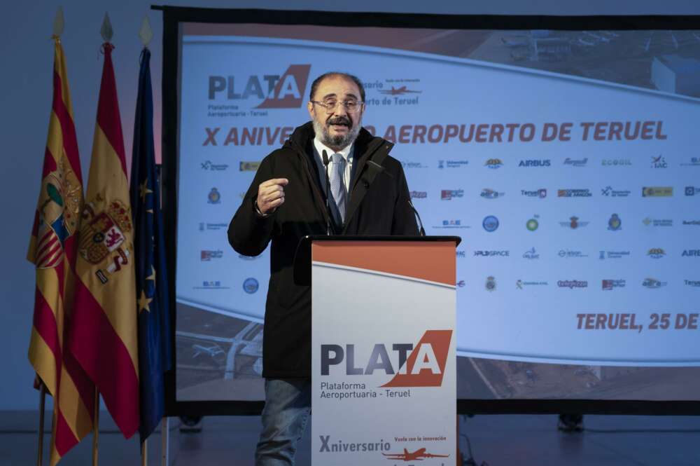El presidente de Aragón, Javier Lambán, interviene en la celebración del X aniversario del aeropuerto de Teruel con una jornada de puertas abiertas, este sábado en la capital turolense. EFE/Antonio García