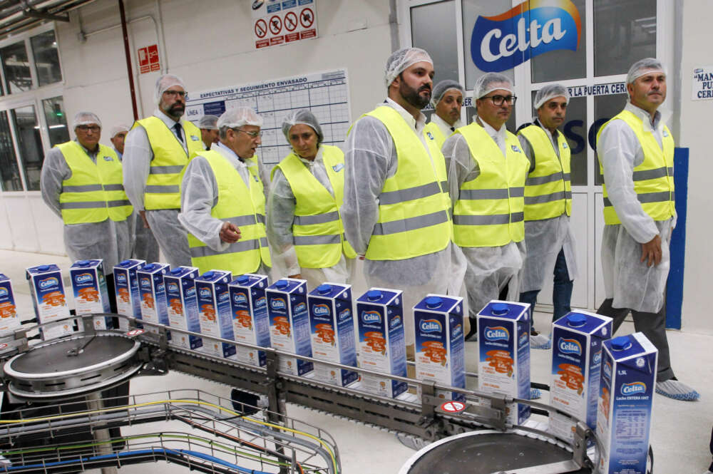 Planta de Leche Celta en Pontedeume durante una visita del Conselleiro de Medio Rural / Xunta