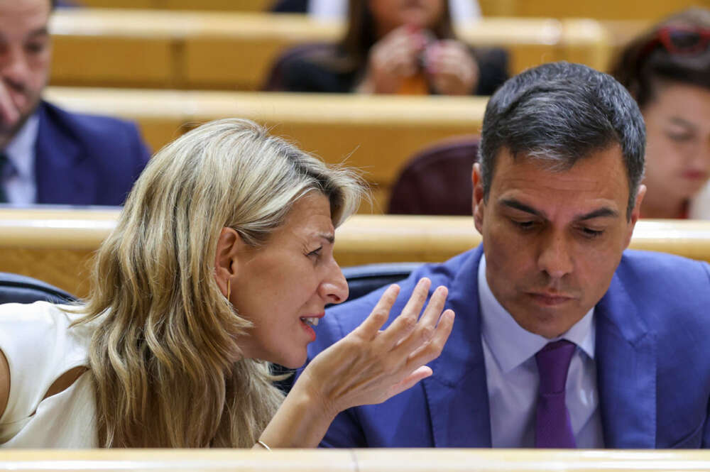 El presidente del Gobierno, Pedro Sánchez (d), y la vicepresidenta segunda y ministra de Trabajo y Economía Social, Yolanda Díaz (i), durante un pleno del Senado