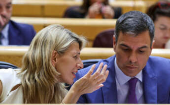 El presidente del Gobierno, Pedro Sánchez (d), y la vicepresidenta segunda y ministra de Trabajo y Economía Social, Yolanda Díaz (i), durante un pleno del Senado