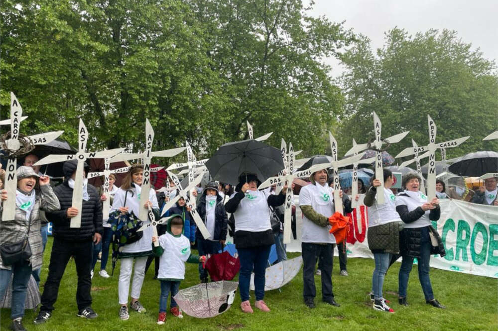 Miles de personas rodearon la Xunta este domingo para exigir que frene 77 proyectos eólicos / Adega