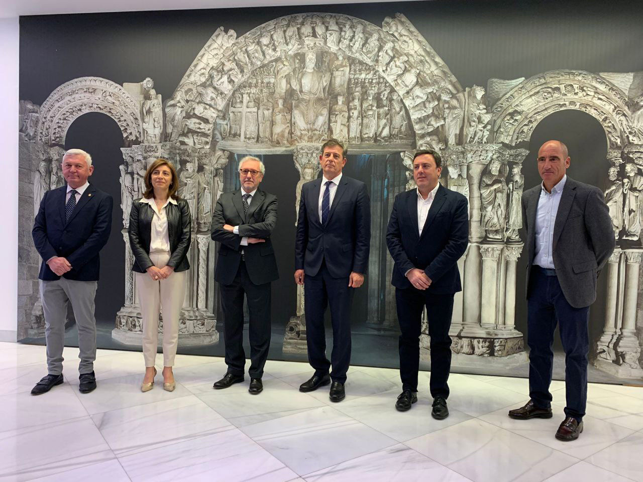 Roberto García Pernas (i), diputado y alcalde de Xermade; Ángeles Vázquez, conselleira de Medio Ambiente, Territorio e Vivienda; Juan García, editor del grupo Economía Digital; José Ramón Gómez Besteiro, delegado del Gobierno en Galicia; Valentín González Formoso, presidente de la Deputación de A Coruña; y Julián Rodríguez, director de Economía Digital Galicia