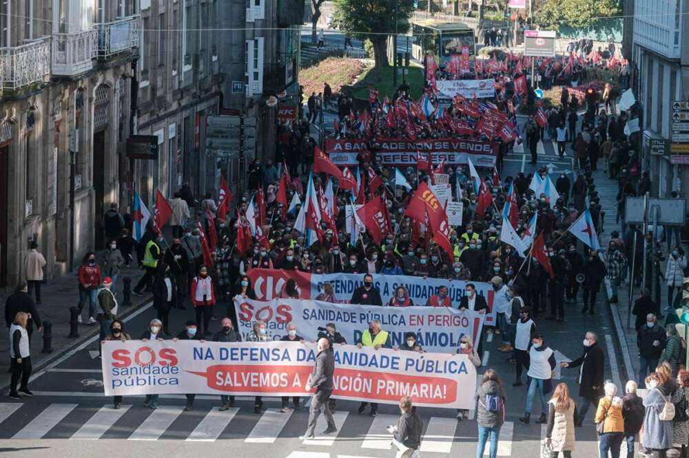 Varias personas con pancartas en defensa de la sanidad pública gallega