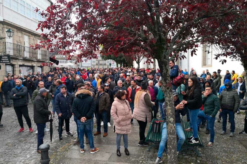 Protesta del sector bateeiro frente a la comisaría de la Policía Nacional en Santiago