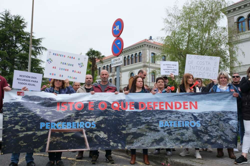 Concentración "en defensa del sector percebeiro de Galicia en Santiago de Compostela / César Arxina (Europa Press)