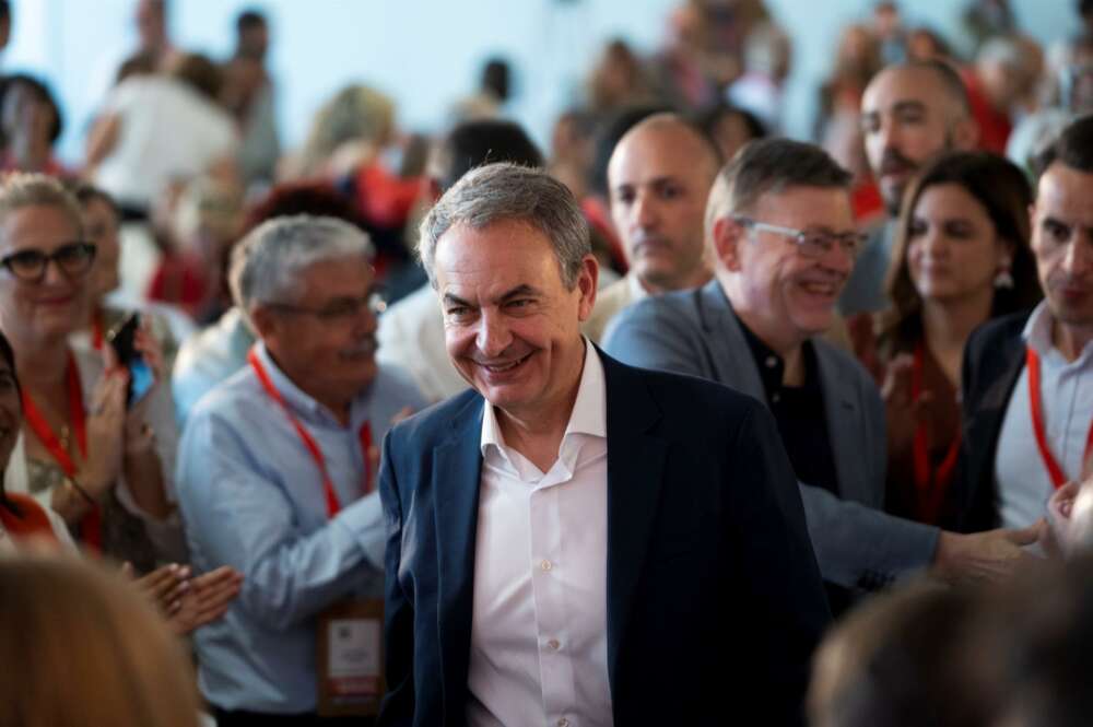 El expresidente del Gobierno, José Luis Rodríguez Zapatero, es saludado por los militantes a su llegada a la celebración de la Conferencia Municipal del Partido Socialista, en la Ciudad de las Artes y las Ciencias, / Europa Press