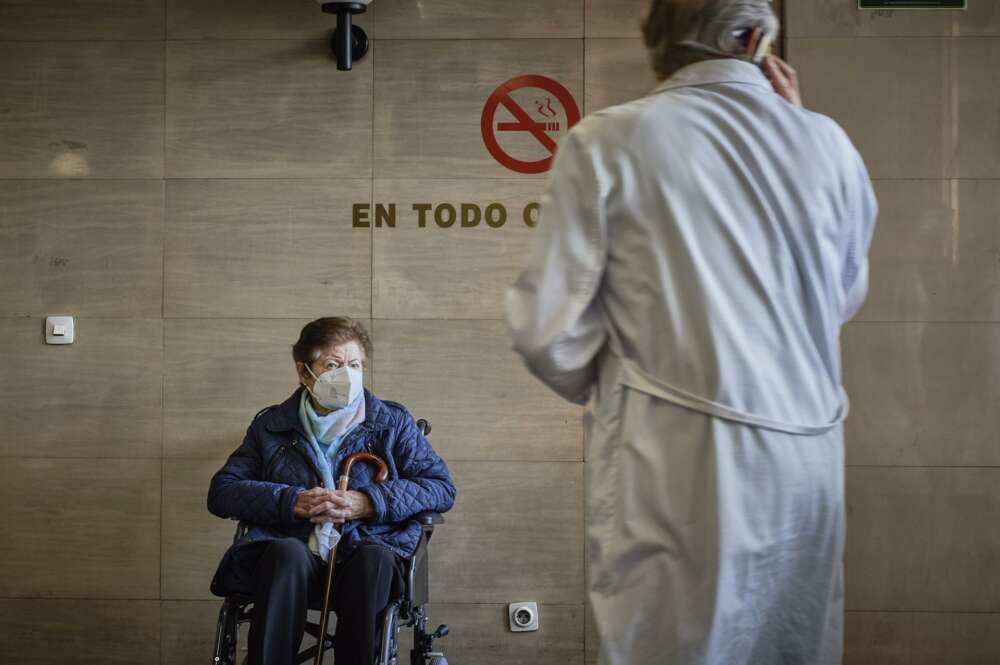 Una señora espera en silla de ruedas en el Complexo Hospitalario Universitario durante la tercera jornada de la huelga de médicos gallegos, a 13 de abril de 2023, en Ourense / Europa Press