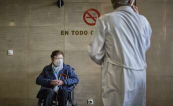 Una señora espera en silla de ruedas en el Complexo Hospitalario Universitario durante la tercera jornada de la huelga de médicos gallegos, a 13 de abril de 2023, en Ourense / Europa Press