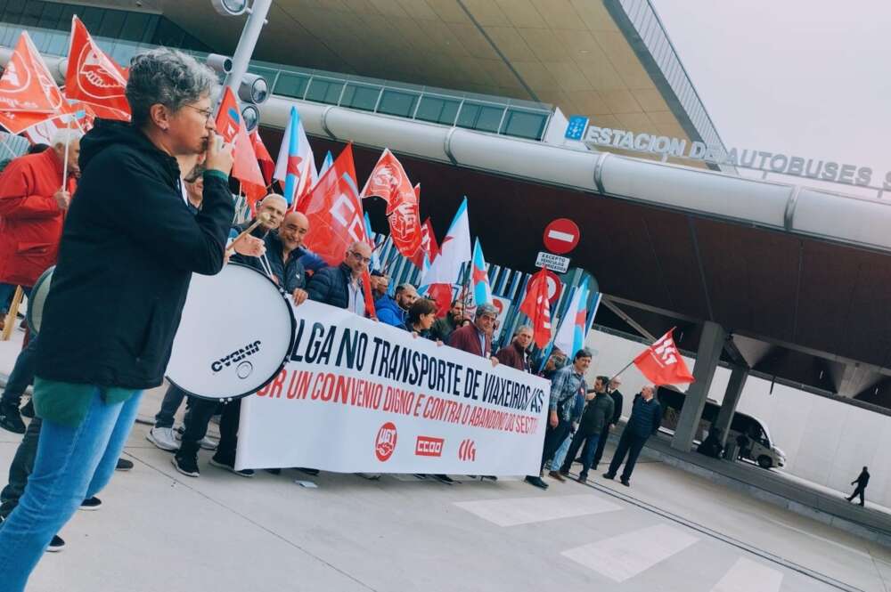 Manifestación transporte de viajeros ante la estación de autobuses de Santiago / Europa Press