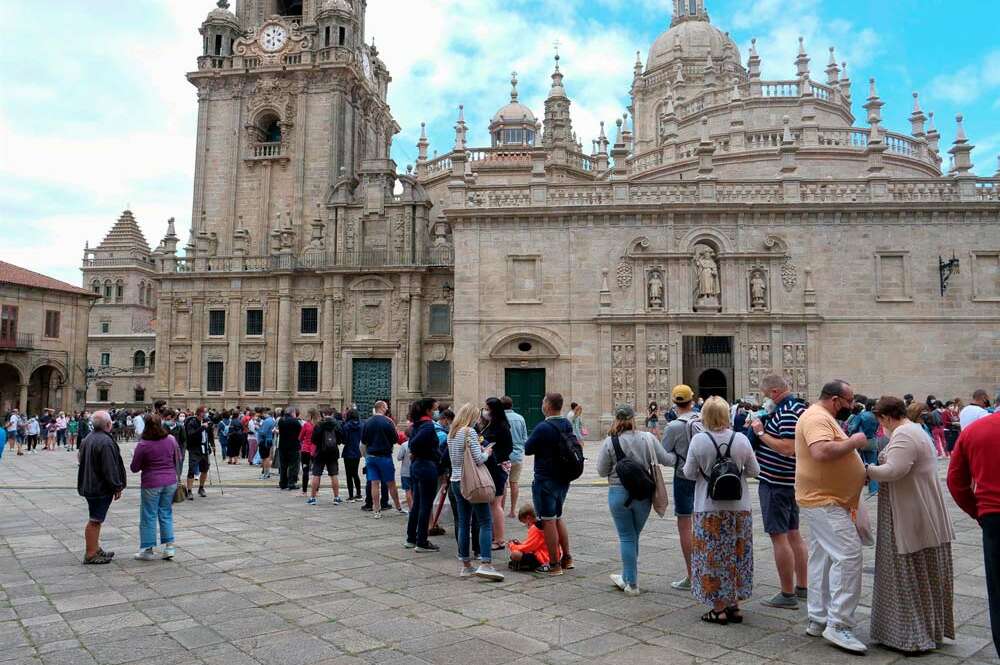 Varias personas hacen cola para entrar a la Catedral de Santiago de Compostela, en Santiago de Compostela, A Coruña (Galicia)