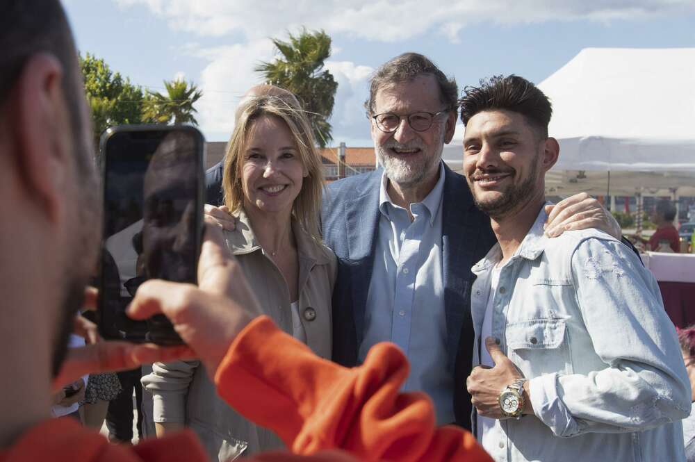 El expresidente del Gobierno Mariano Rajoy (c), acompañado de la candidata a la alcaldía de Vigo, Marta Fernandez Tapias (i), asiste a la fiesta de la Brincadeira de Bouzas este sábado en el barrio costero de Bouzas, en la ciudad gallega de Vigo. EFE/ Salvador Sas