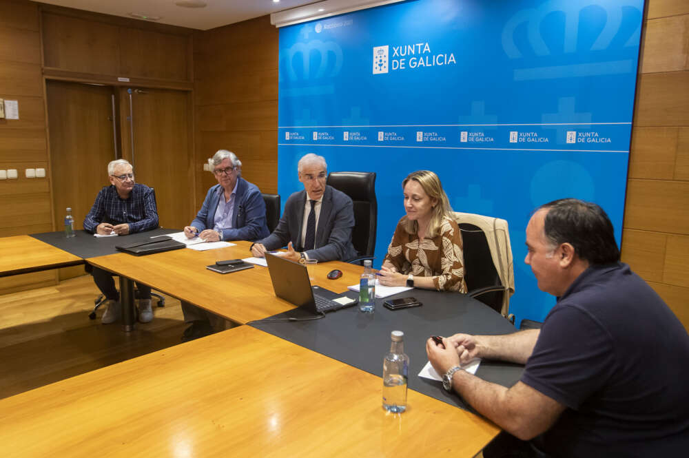 El vicepresidente primero de la Xunta, Francisco Conde, y el presidente de la Confederación de Empresarios de Galicia (CEG), Juan Manuel Vieites, durante su reunión con UGT y CCOO