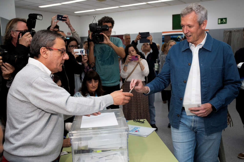El Presidente de la Xunta de Galicia, Alfonso Rueda, ejerce su derecho al voto este domingo en el colegio electoral instalado en el Centro de Tecnificación deportiva de Pontevedra. EFE / Salvador Sas