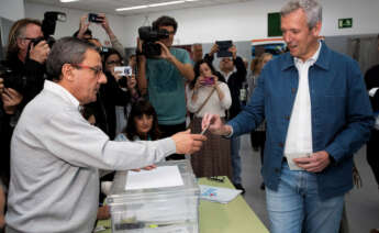 El Presidente de la Xunta de Galicia, Alfonso Rueda, ejerce su derecho al voto este domingo en el colegio electoral instalado en el Centro de Tecnificación deportiva de Pontevedra. EFE / Salvador Sas