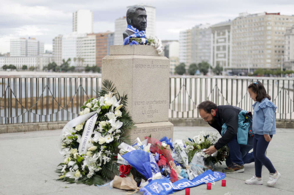 Un grupo de personas depositan sus flores junto al busto de Arsenio Iglesias tras su fallecimiento a los 92 años de edad. EFE/Cabalar