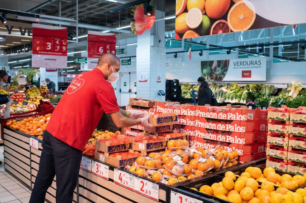 Mostrador de fruta en un supermercado de Alcampo