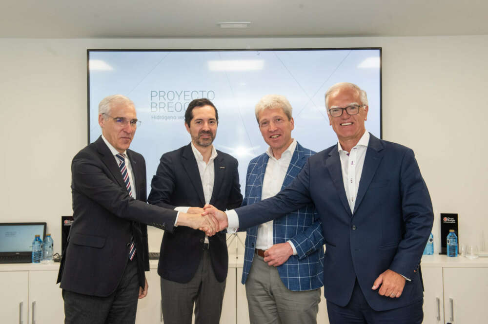 El vicepresidente primero de la Xunta, Francisco Conde, junto al CEO de Greenalia, Manuel García, y los co-CEO de P2X Europe, Christoph Weber y Detlev Woesten / Greenalia