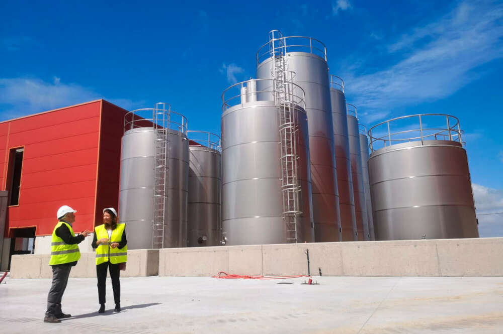 Visita de la directora ejecutiva de GOED (The Global Organization for EPA and DHA Omega-3s), Ellen Schutt, a la planta de IFFE en As Somozas