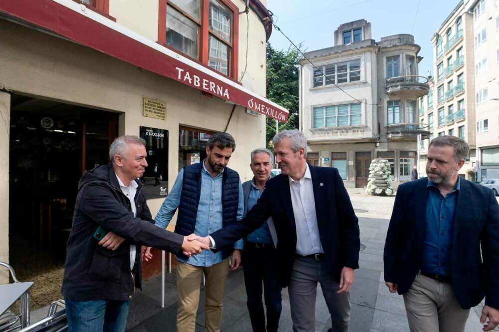 Paseo electoral con la participación de Rueda y Bendodo, en Carballo (A Coruña)