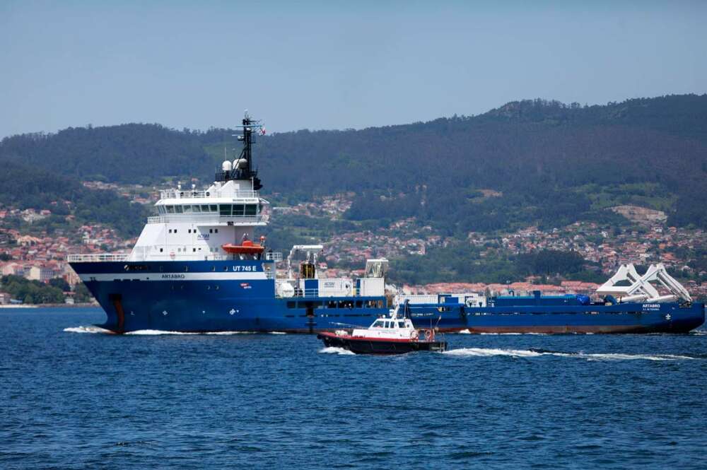 El buque de inspección del pecio del 'Villa de Pitanxo', el ‘Artabro’, a su salida del Puerto de Vigo, a 17 de mayo de 2023, en Vigo, Pontevedra, Galicia (España)
