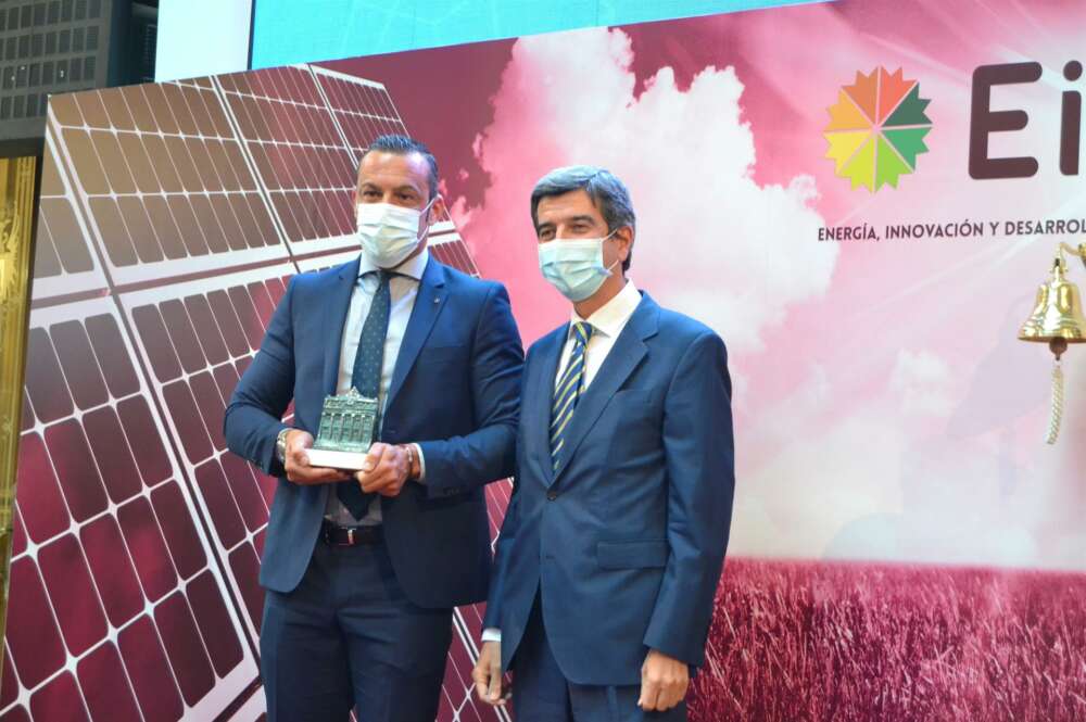 Fernando Romero (i), CEO de la compañía EiDF, especializada en instalaciones de energía solar fotovoltaica, este miércoles, durante el estreno de la compañía en el BME Growth (antes Mercado Alternativo Bursátil, MAB) / EFE (Esther Egea)