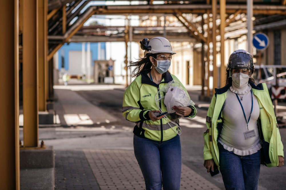 Trabajadores en la fábrica de Caima, de Altri / Altri