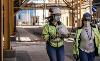 Trabajadores en la fábrica de Caima, de Altri / Altri