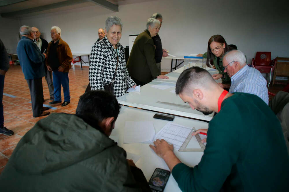 Varias personas ejercen su derecho a voto en la mesa electoral del local parroquial de Recelle