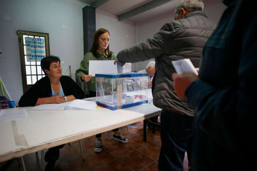 Varias personas ejercen su derecho a voto en la mesa electoral del local parroquial de Recelle, en una mesa que agrupa a varias aldeas del entorno, a 28 de mayo de 2023, Portomarín, Lugo, Galicia