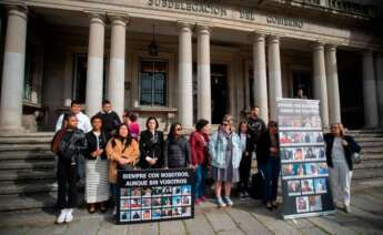 Las familias del ‘Villa de Pitanxo’ a la entrada de la subdelegación de gobierno en Pontevedra, el 16 de mayo de 2023, antes de reunirse con el delegado del Gobierno en Galicia, Xosé Ramón Gómez Besteiro