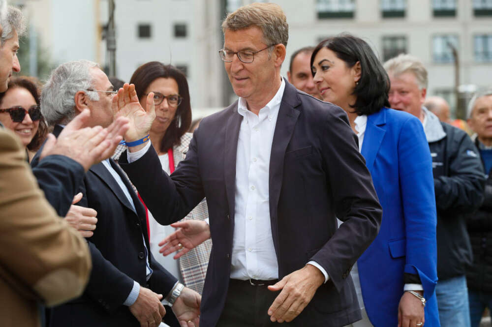 El presidente del PP, Alberto Núñez Feijóo, durante saluda a simpatizantes durante un acto electoral celebrado este viernes en Lugo