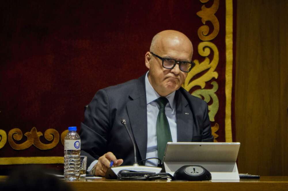 El presidente de la Diputación de Ourense y presidente del PP de Ourense, Manuel Baltar, durante un pleno extraordinario de la Diputación de Ourense, a 4 de mayo de 2023. - Agostime - Europa Press