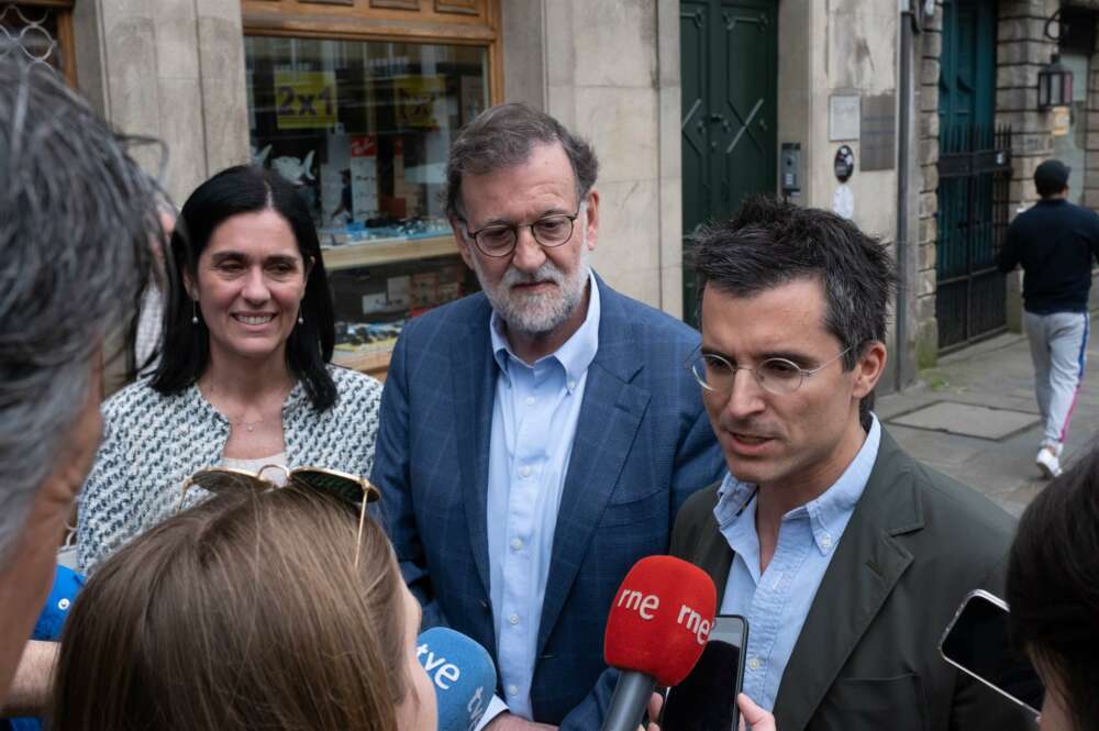 Rajoy visita Santiago de Compostela en campaña con el candidato popular, Borja Verea, y la número dos del partido, Paula Prado / Europa Press