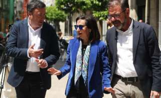 El secretario general del Partido Socialista de Galicia, Valentín González Formoso, la ministra de Defensa, Margarita Robles, y el alcalde y candidato del PSOE a la reelección, Ángel Mato, en la Agrupación Socialista, a 26 de mayo de 2023, en Ferrol - Raúl Lomba - Europa Press