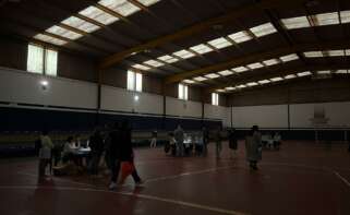Colegio electoral de Lamas de Abade, en Santiago de Compostela, con los votantes a oscuras - EUROPA PRESS