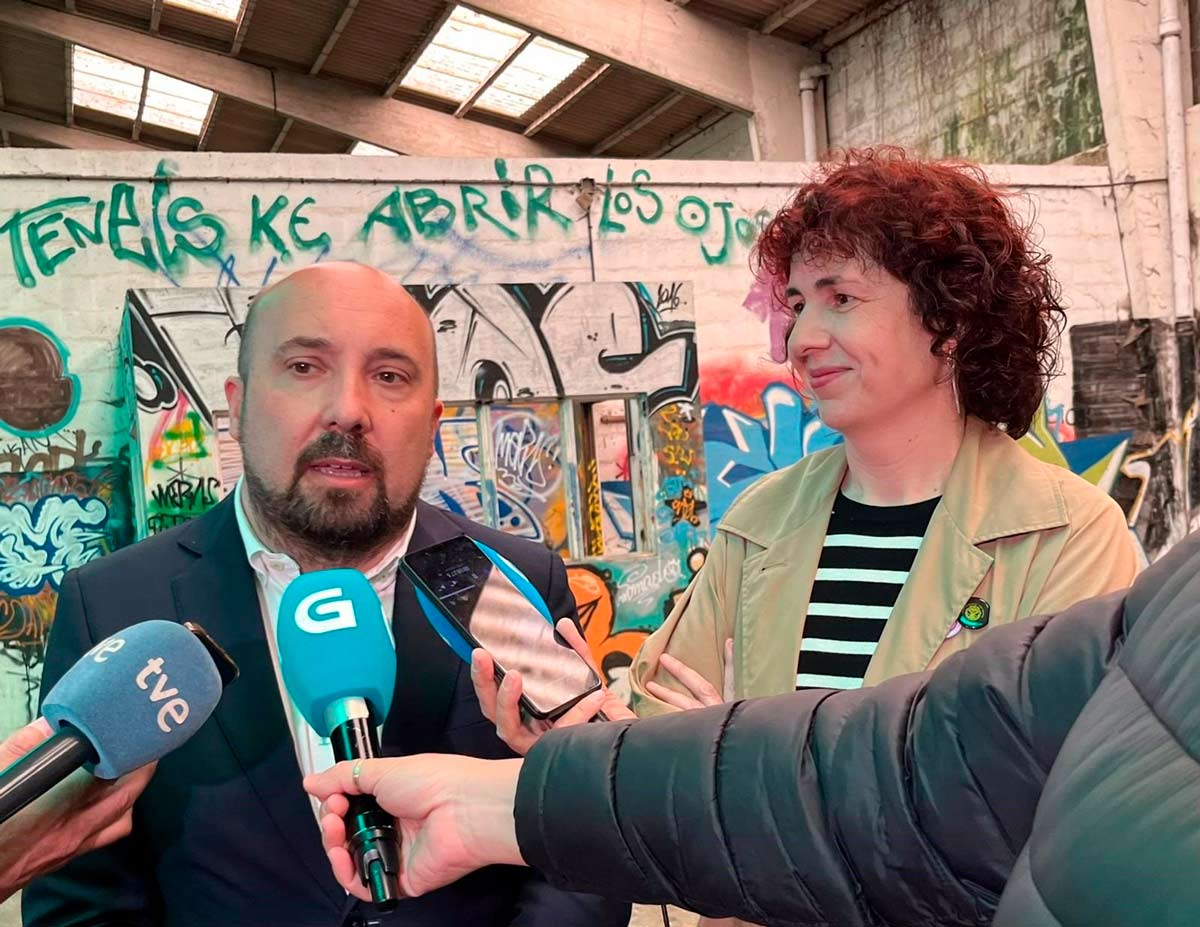 El secretario de organización do PSdeG, José Manuel Lage Tuñas, junto a la candidata a la alcaldía de Teo, Uxía Lemus, en la Antiga Nave de Cepillos de la Travesía das Cacheiras - PSDEG
