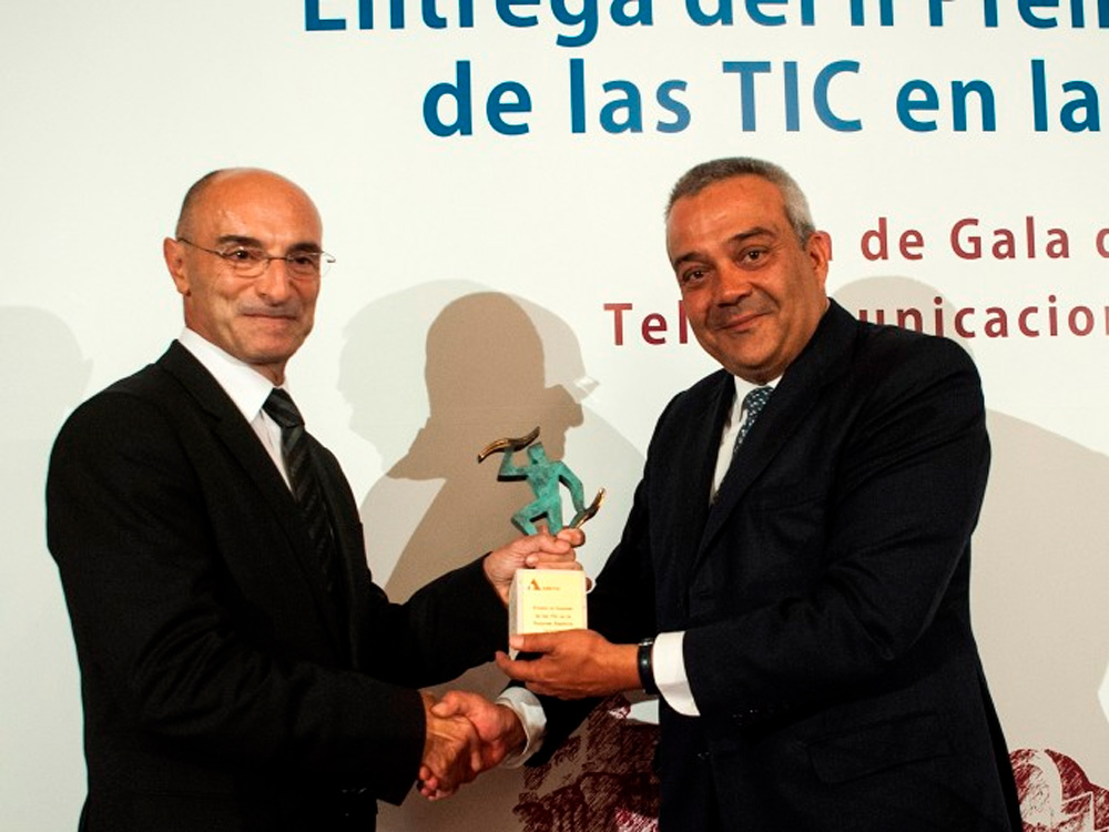 Gabriel Moneo en la entrega de un premio de Ametic a Inditex por su impulso a las TIC en 2014