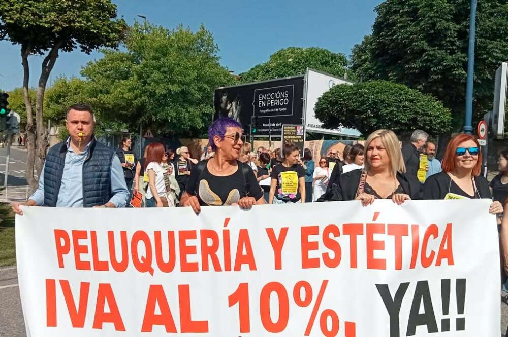 Decenas de profesionales de peluquerías y salones de estética de Vigo piden al Gobierno que reduzca el IVA del sector