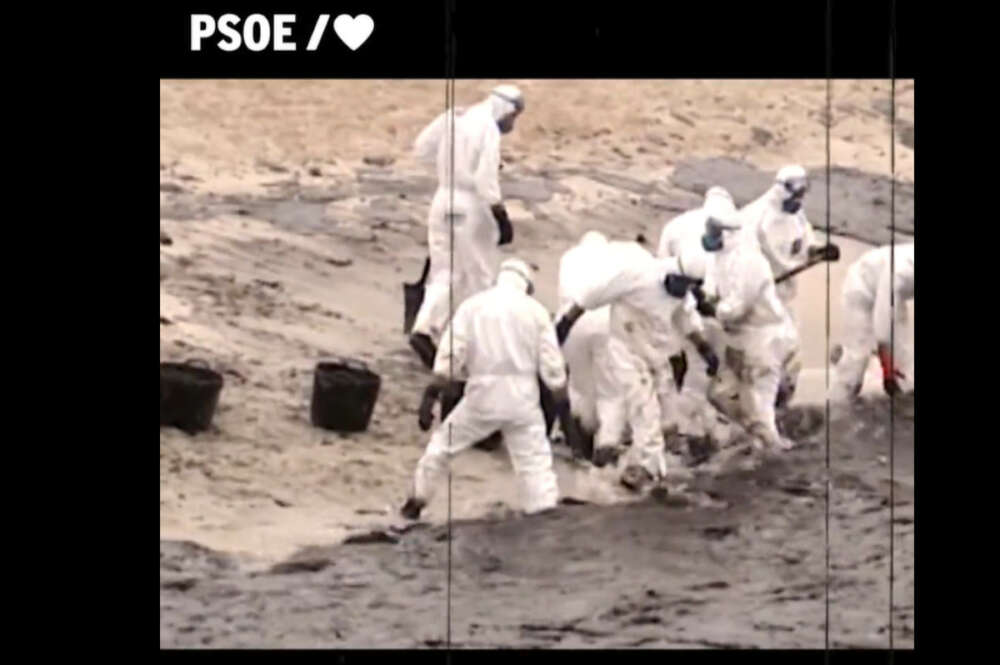 Fragmento del vídeo difundido por el PSOE de las tareas de limpieza en una playa gallega afectada por el vertido del Prestige
