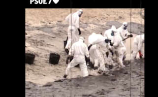 Fragmento del vídeo difundido por el PSOE de las tareas de limpieza en una playa gallega afectada por el vertido del Prestige