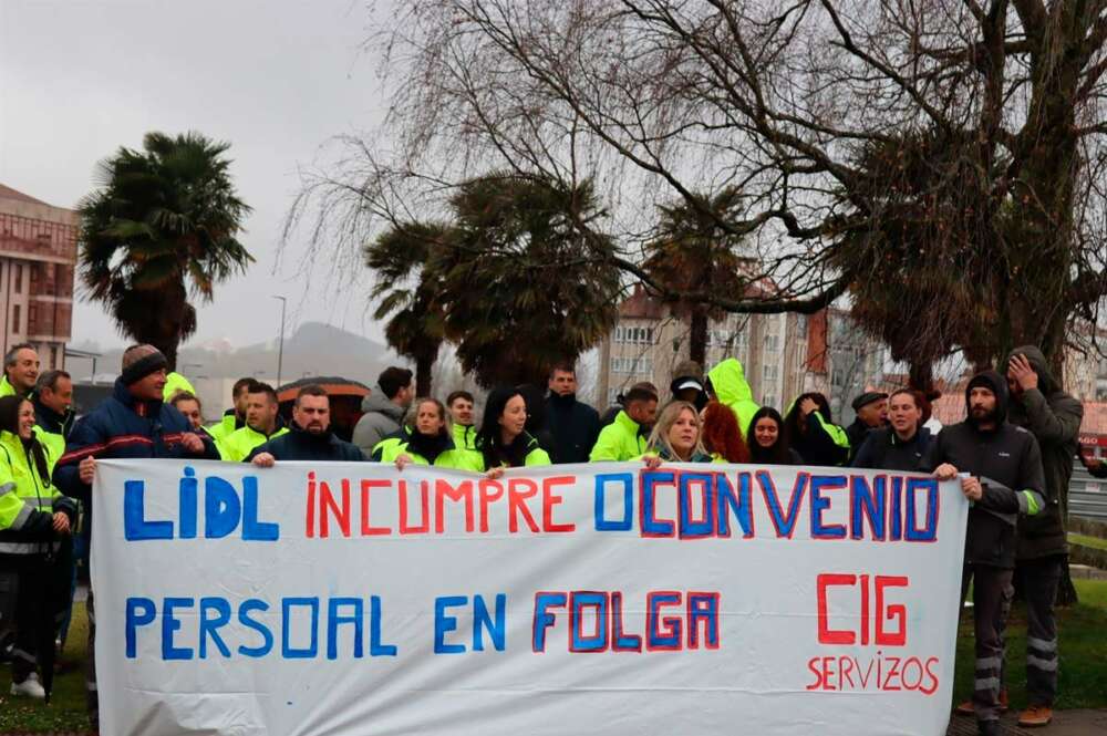 Personal del almacén de Lidl en Narón (A Coruña) se concentra ante el edificio administrativo de la Xunta en San Caetano, en Santiago de Compostela