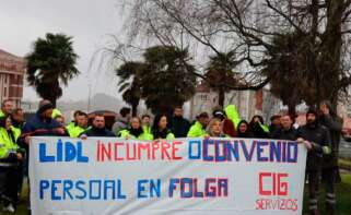 Personal del almacén de Lidl en Narón (A Coruña) se concentra ante el edificio administrativo de la Xunta en San Caetano, en Santiago de Compostela